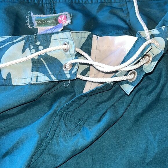 EXCELLENT CONDITION WOMEN’S SIZE 10 CARVE DESIGNS 11” BOARD SHORTS - Picture 4 of 5